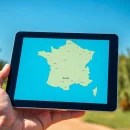 Parcourir les régions et départements grâce à une carte de France vierge interactive